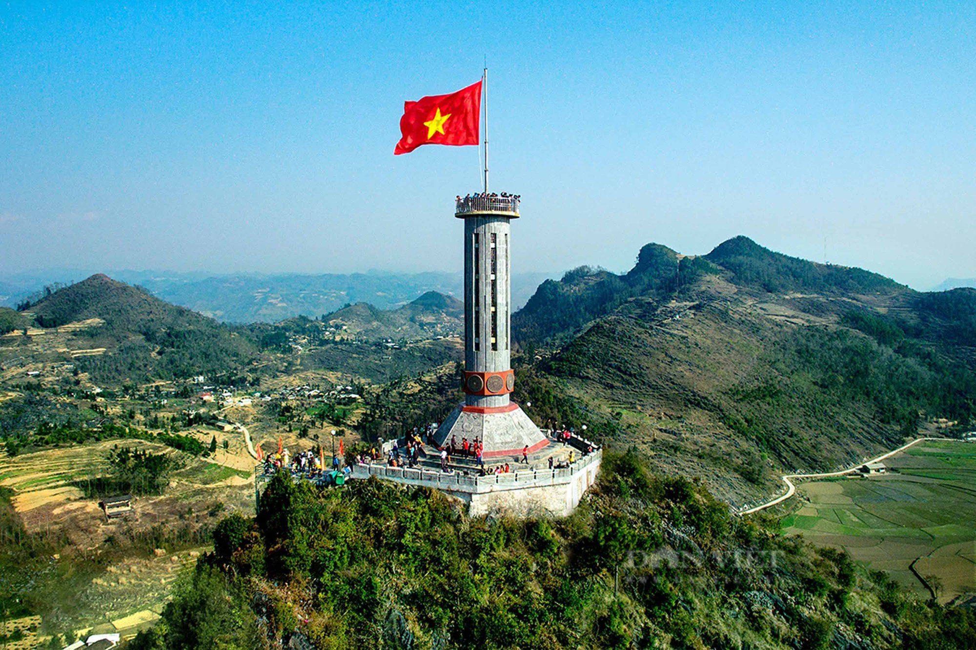 Đoạn văn nghị luận phân tích hình tượng Tổ quốc  trong bài thơ Tổ quốc của Nguyễn Sĩ Đại